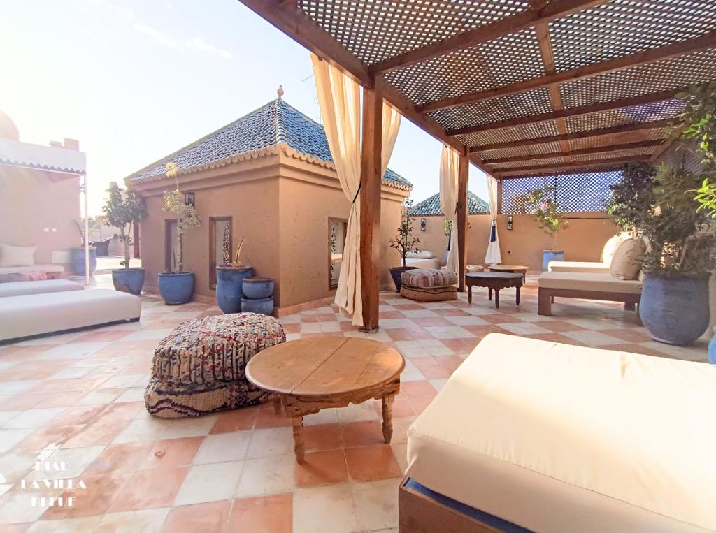 Posezení v ubytování Riad la villa bleue & SPA