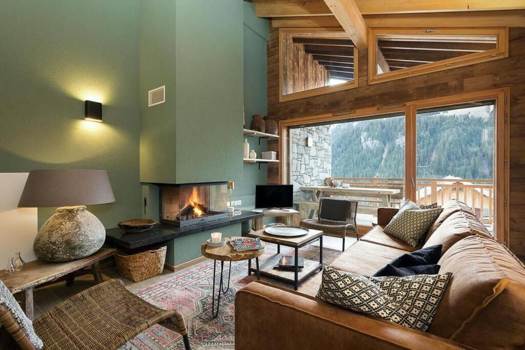 un salon avec un canapé et une cheminée dans l'établissement Mont royal - Apt B304 - BO Immobilier-Châtel - Multipass été 2025 en option à 3e par jour et par personne, à Châtel