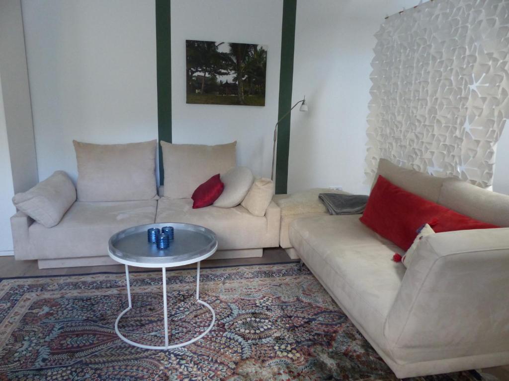 uma sala de estar com um sofá e uma mesa em Prinz Ole em Haan
