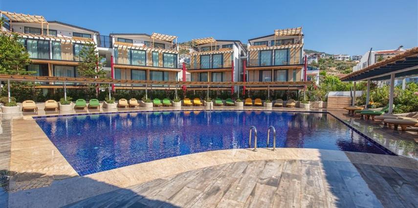 um hotel com piscina em frente a um edifício em Asfiya Loft Apartments em Kas