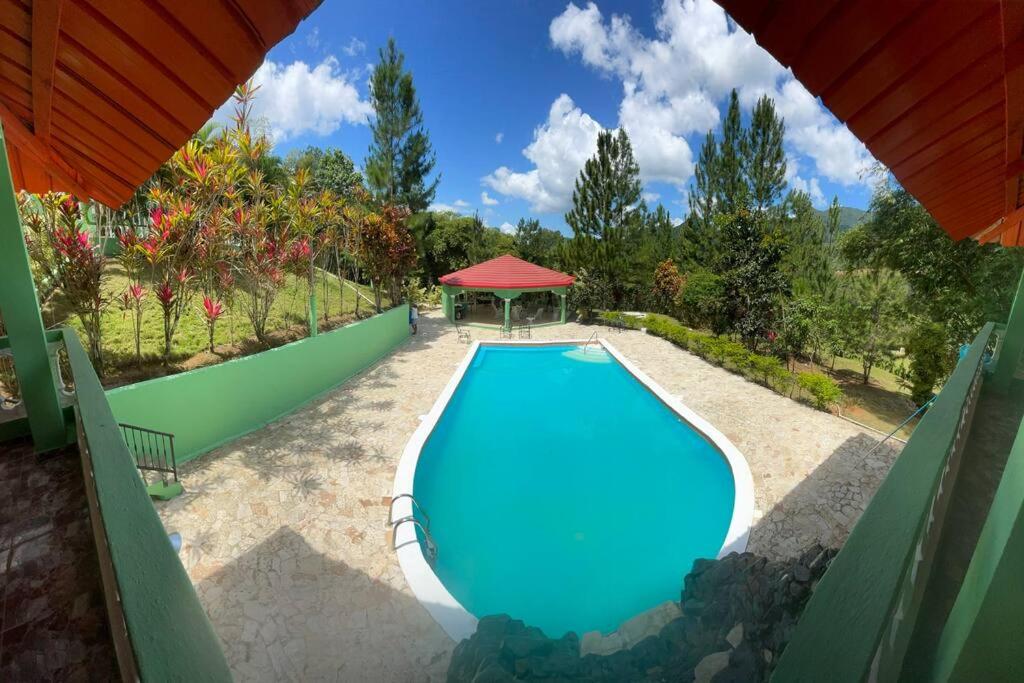 einen Blick über einen Pool mit Pavillon in der Unterkunft Villa Don Manuel in Villa Altagracia