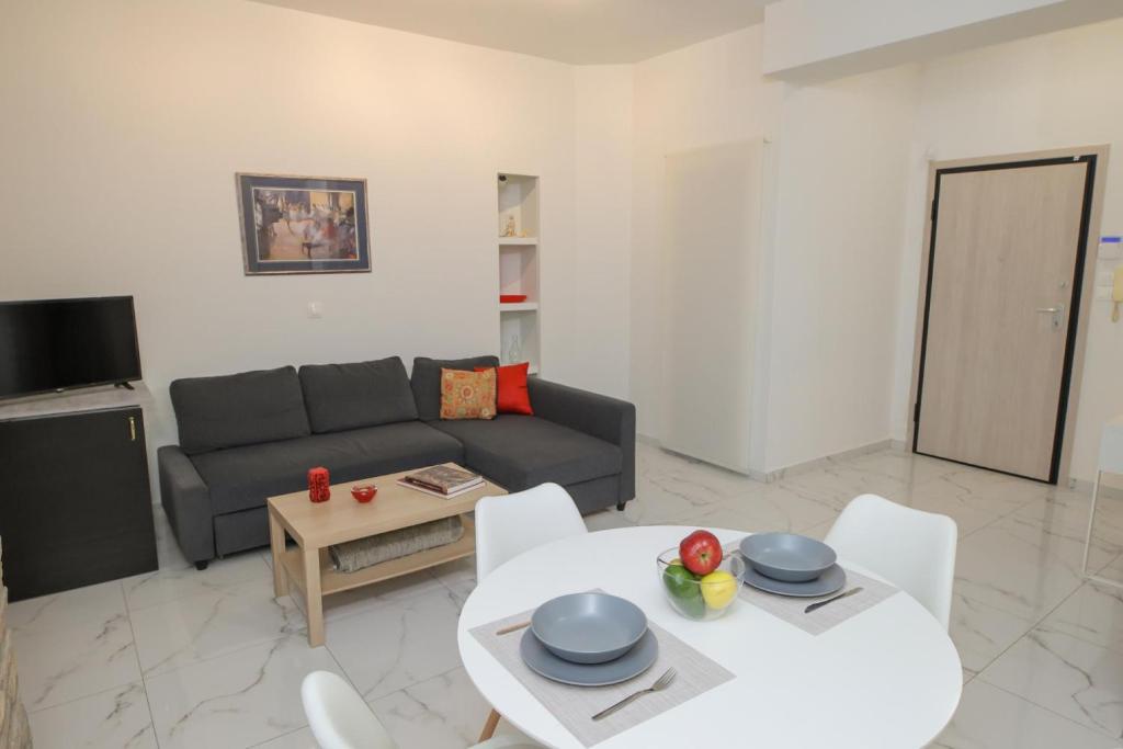 uma sala de estar com um sofá e uma mesa em Athens' Heart Apartment em Atenas