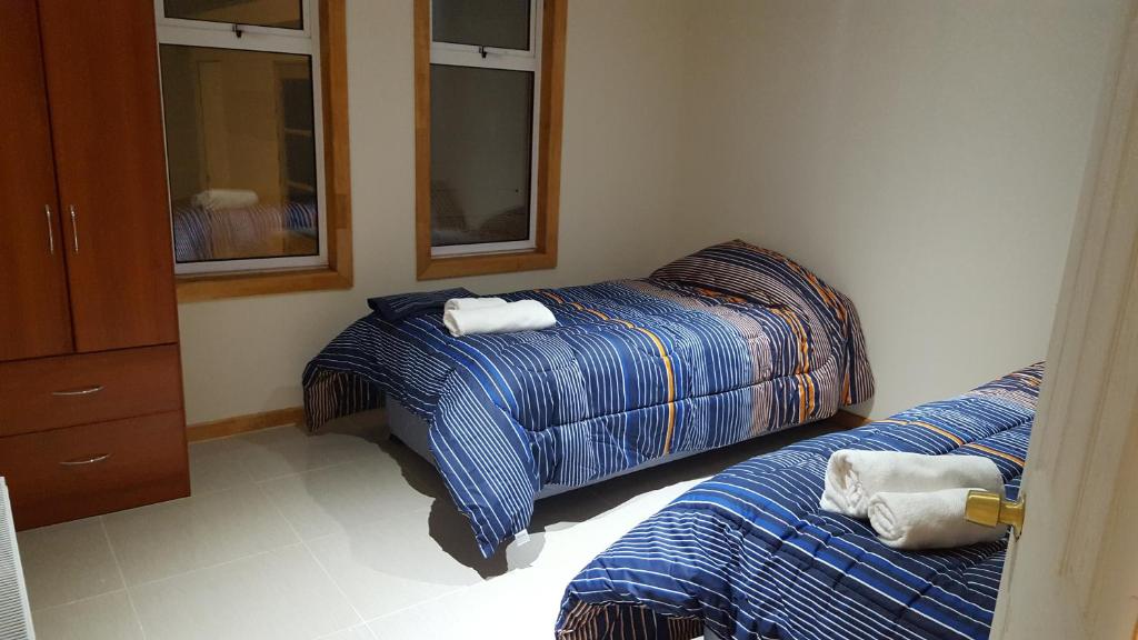 Un pat sau paturi într-o cameră la departamentos diarios