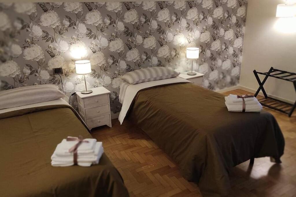 ein Schlafzimmer mit 2 Betten und Handtüchern darauf in der Unterkunft B&b La casa di Cesy in Castrezatto