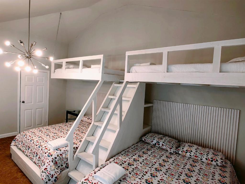 a bedroom with two bunk beds and a bed at Hotel Cabañas River Park in Omoa
