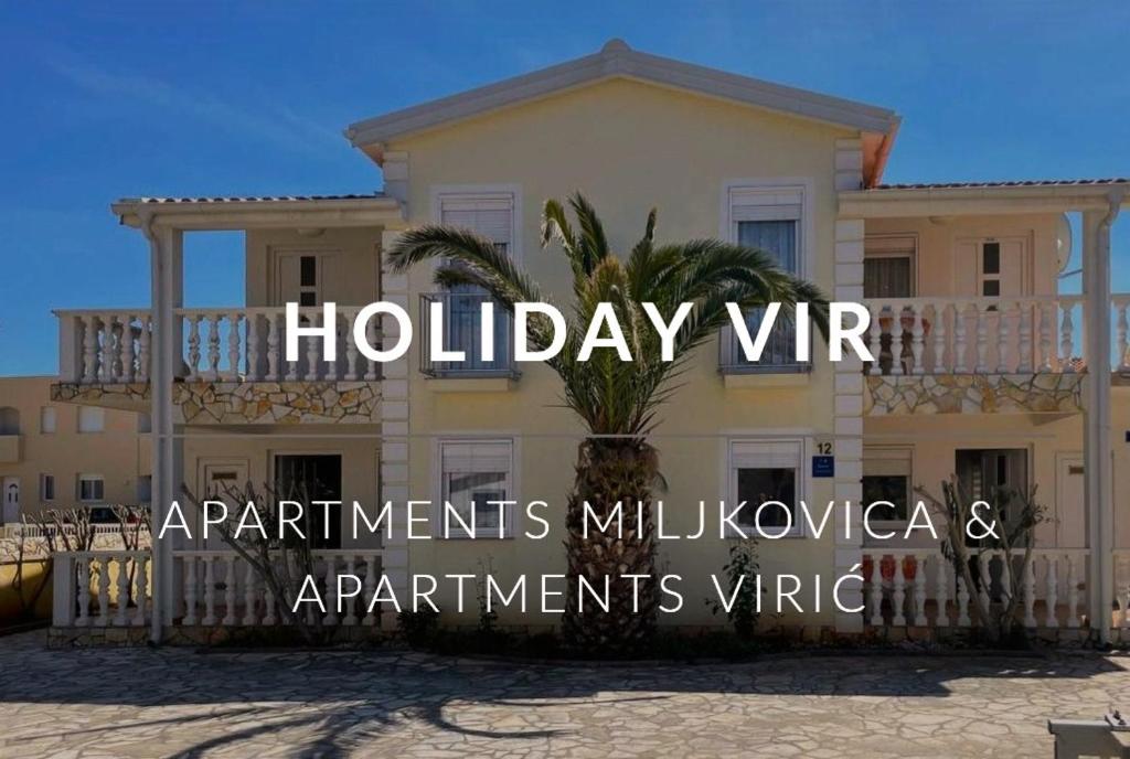 dom ze słowami "święto" przed nim w obiekcie Apartment House Virić w mieście Vir