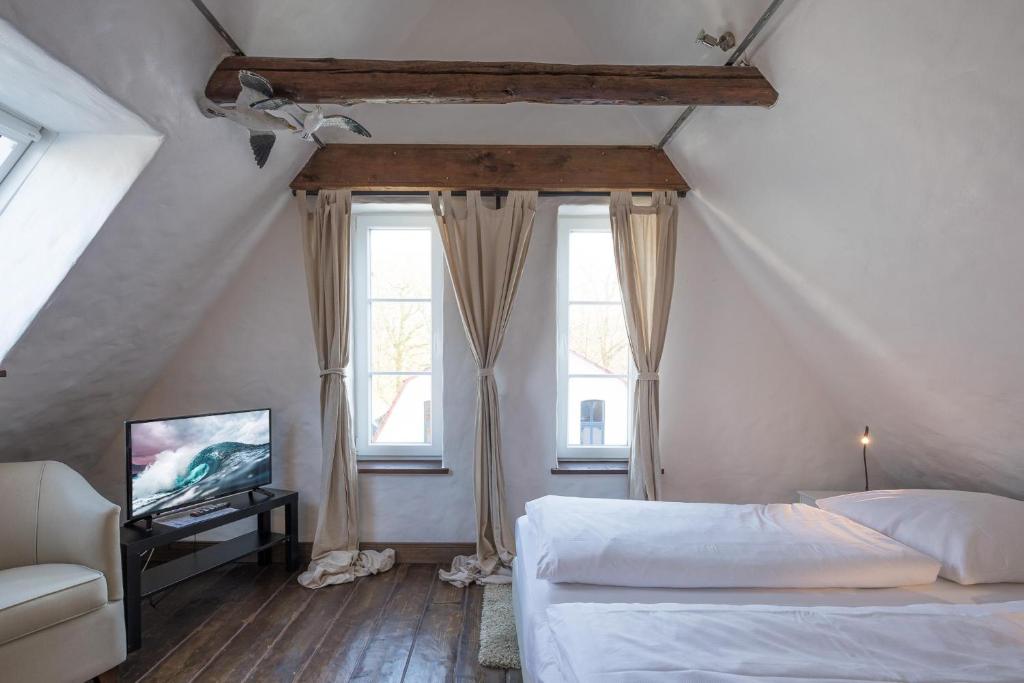 um quarto com 2 camas brancas e uma janela em Lodge am Oxenweg - Zimmer 5 em Husum