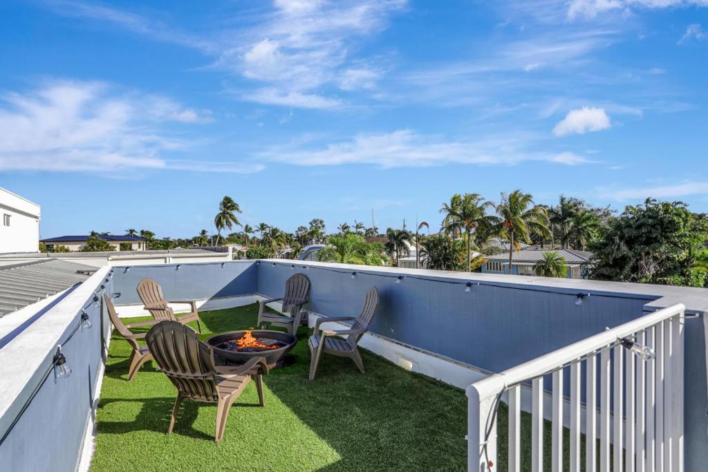 フォート・ローダーデールにある3BR Waterfront Villa with Heated Pool and Spaのパティオ(椅子付)、屋上のファイヤーピット