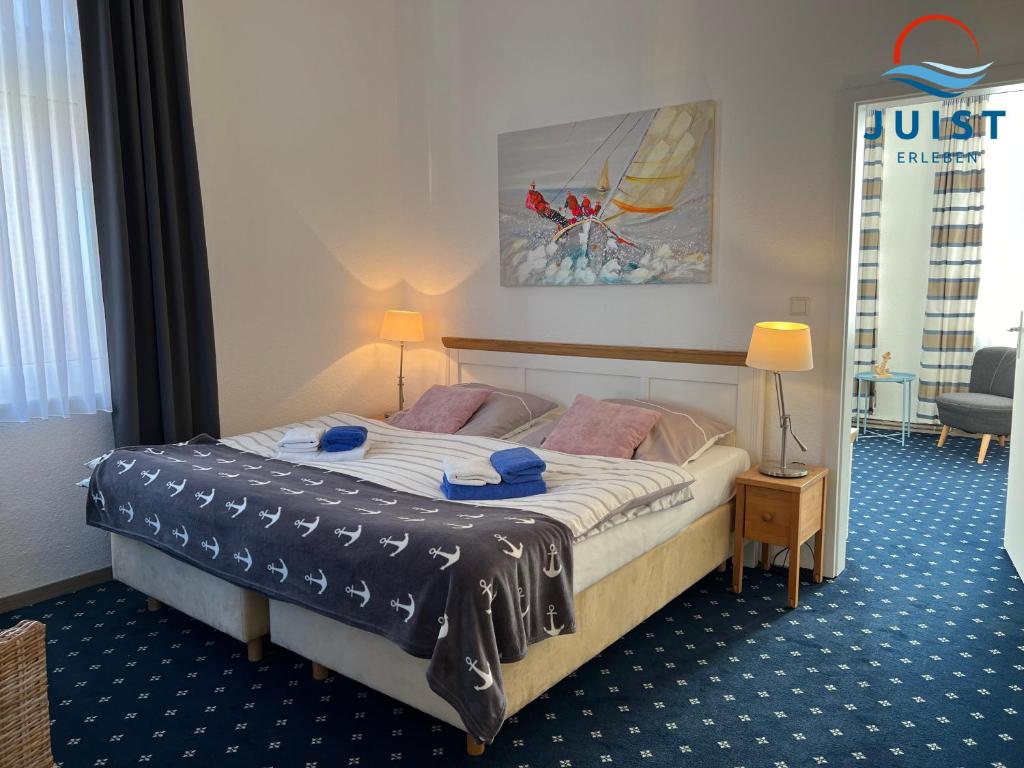 um quarto de hotel com uma cama num quarto em Pension Marie Luise 253 - Zimmer Meerschnecke em Juist