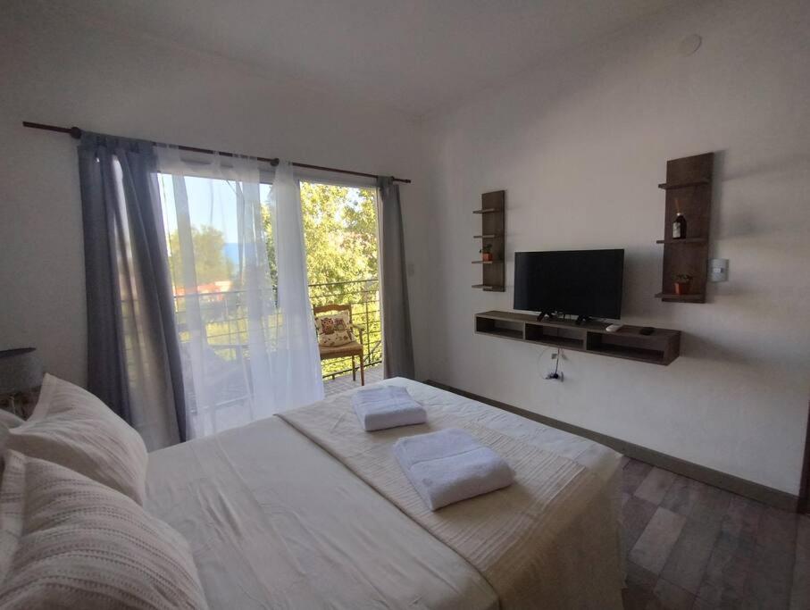 Televisyen dan/atau pusat hiburan di Hospedaje La Bussola II