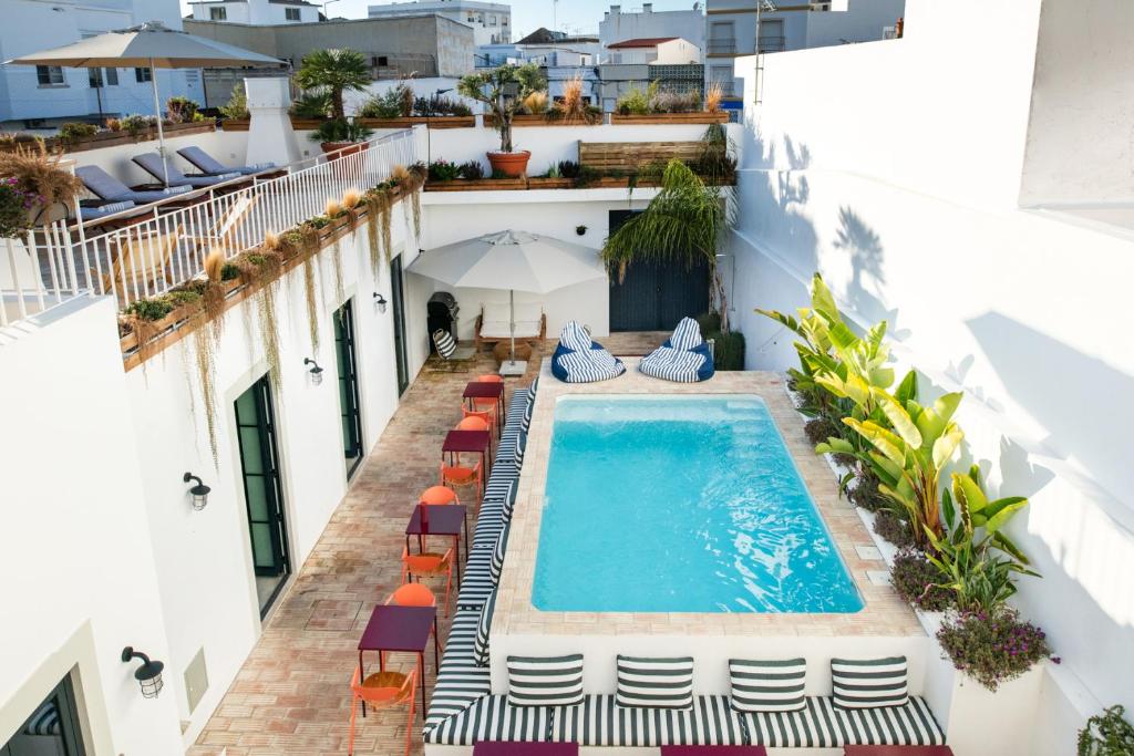Bazén v ubytování Casa Rosa Villa with Pool in Olhao Centre nebo v jeho okolí