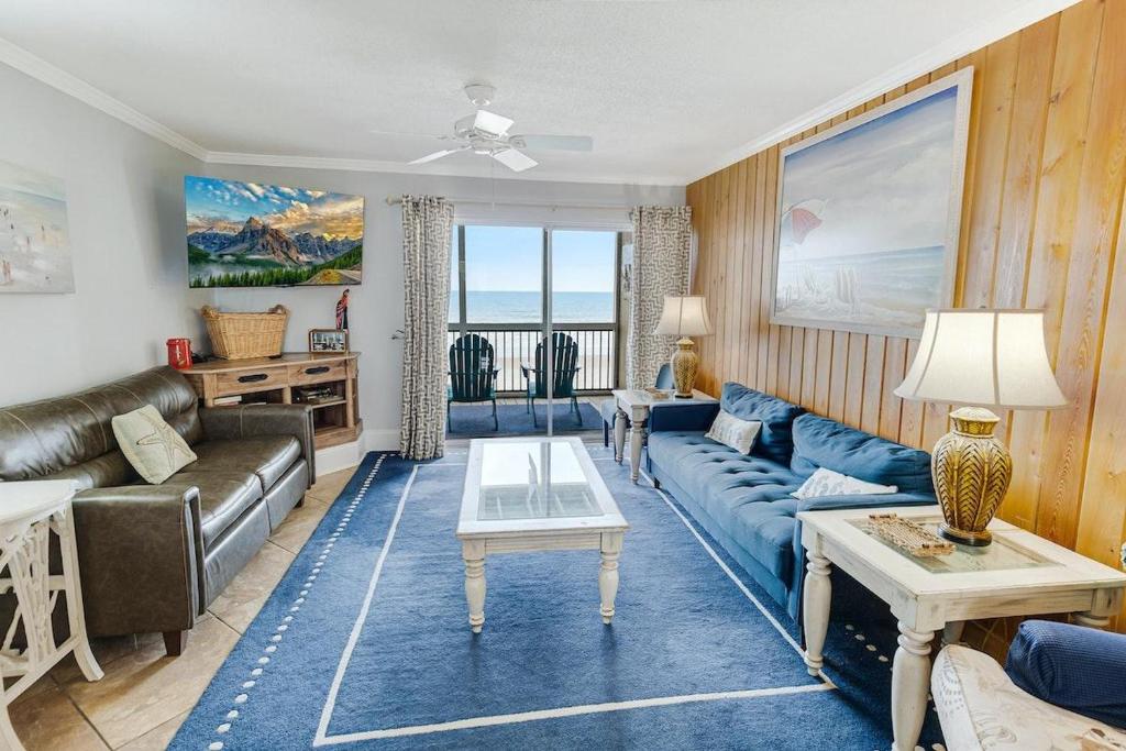 sala de estar con sofá y mesa en Gorgeous Oceanfront 2 Bedroom Villa, en Pawleys Island