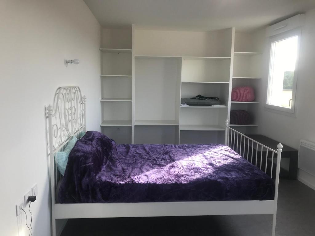 BouconvillersにあるAladin resortのベッドルーム(紫のシーツを使用した白い二段ベッド付)