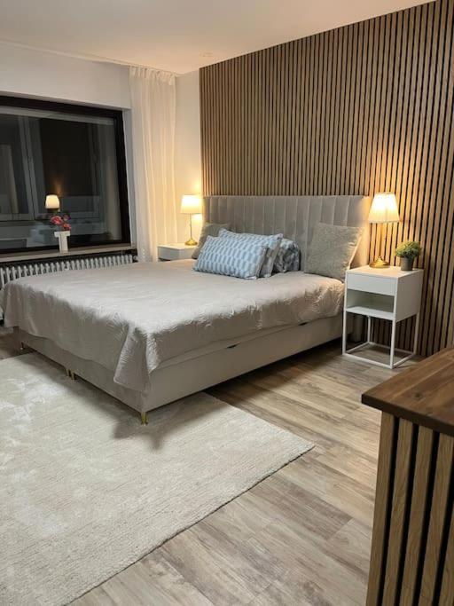 1 dormitorio con cama grande y ventana grande en Isaak Appartement Harmonie, en Küssaberg