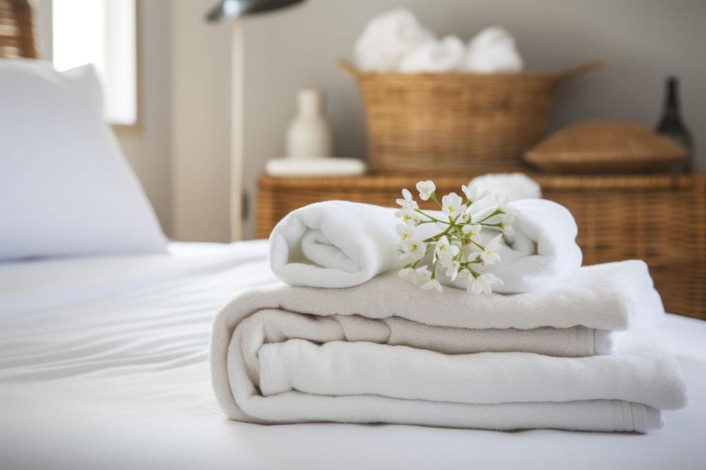 uma pilha de toalhas sentadas em cima de uma cama em B&B The Loft em Gioiosa Ionica