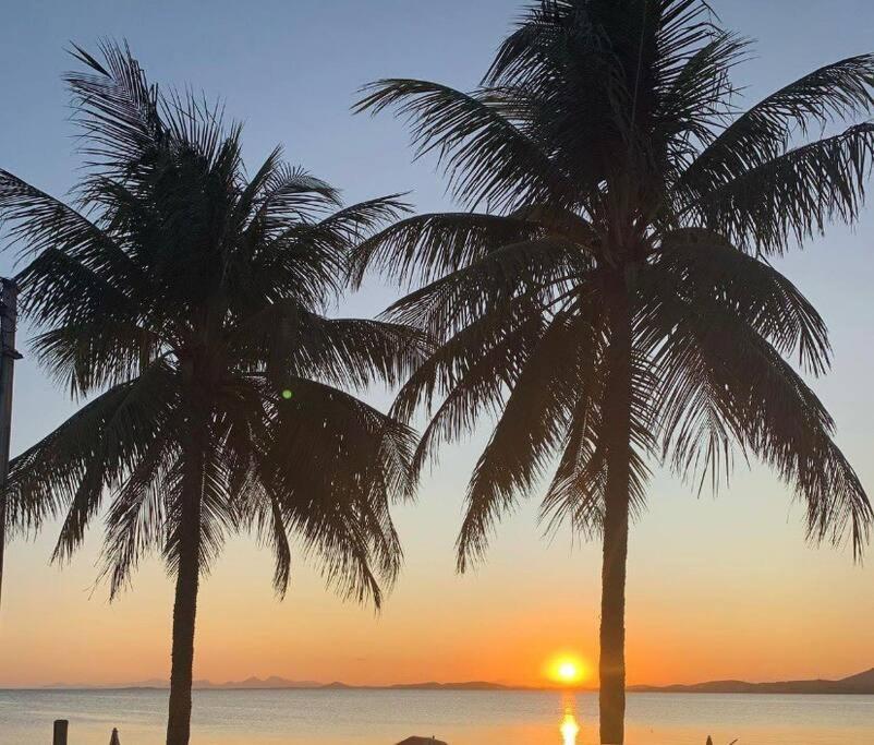 twee palmbomen op het strand bij zonsondergang bij Paraíso no Sudoeste in São Pedro da Aldeia