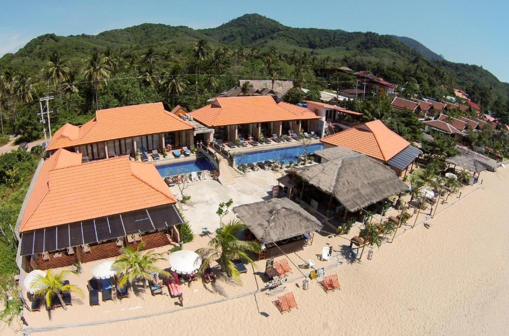 eine Luftansicht eines Resorts am Strand in der Unterkunft Peace Paradise Beach in Ko Lanta
