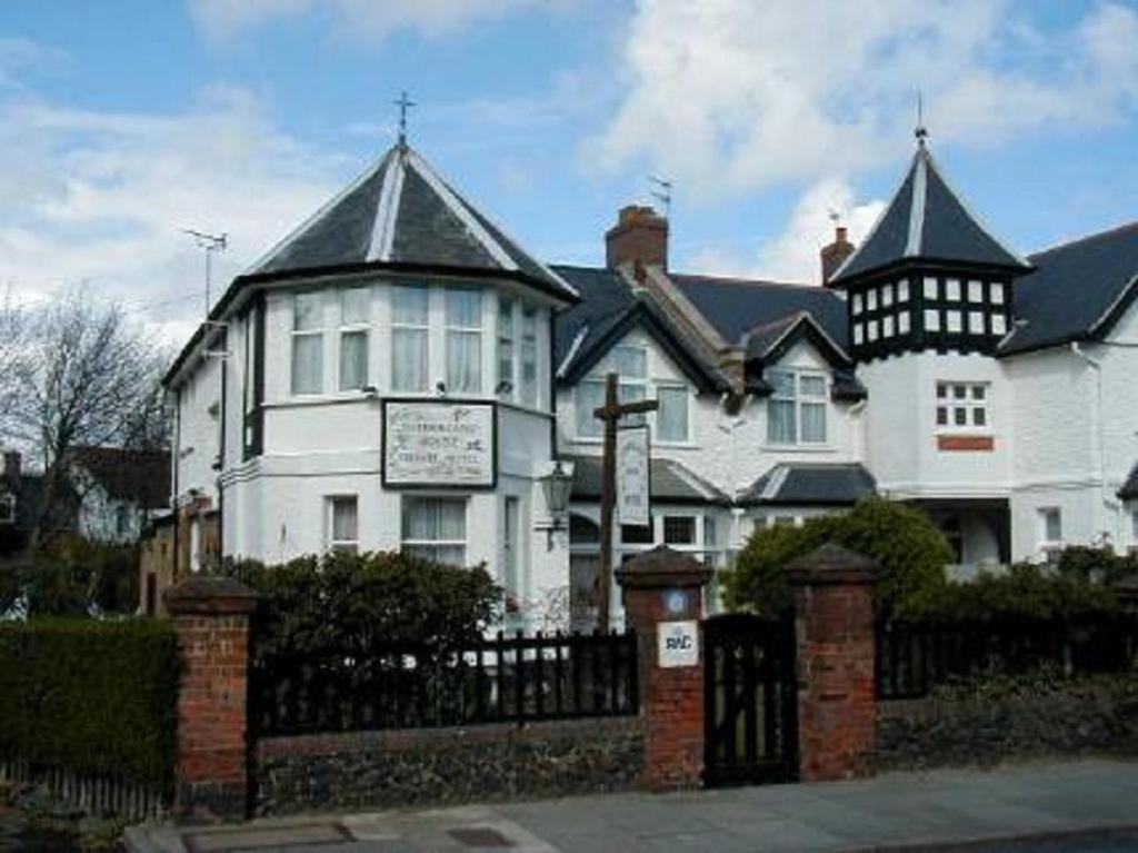 una gran casa blanca con techo negro en Sutherland House, en Deal