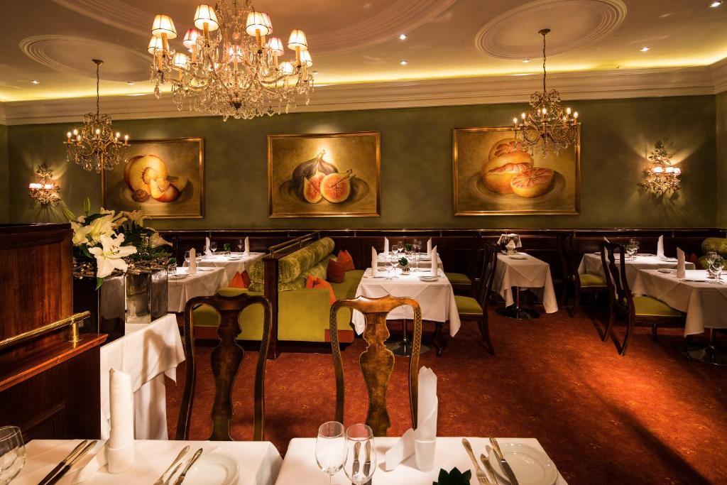 A restaurant or other place to eat at Hotel Bristol Salzburg