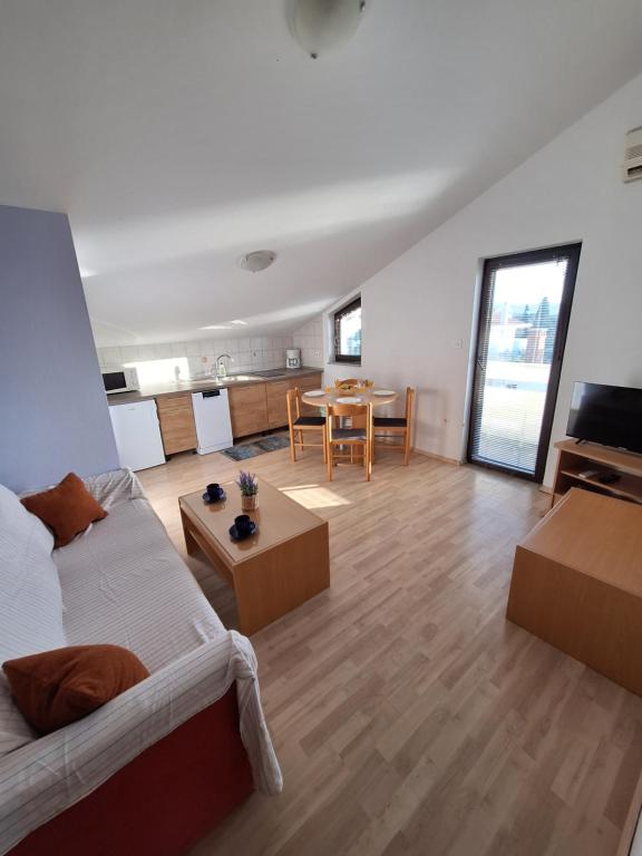 Η κουζίνα ή μικρή κουζίνα στο Apartmani Vuković Punat