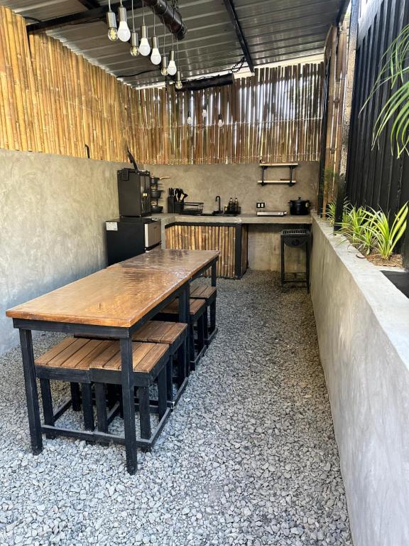 una cucina con tavolo in legno e bancone di Likod Bahay Cabin 