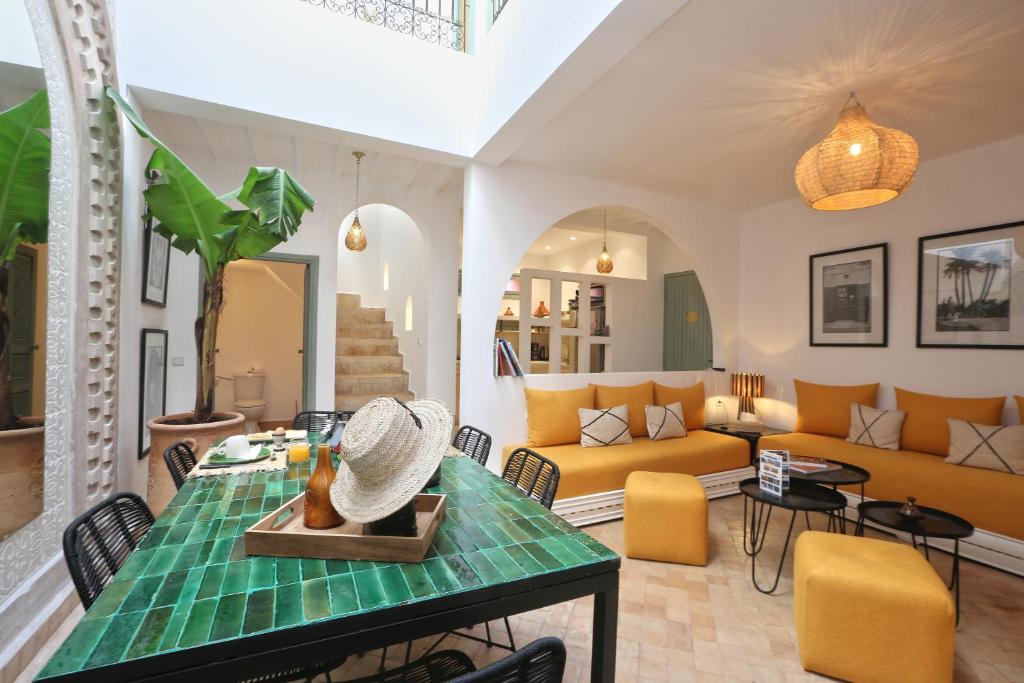 sala de estar con mesa y sofá en Riad Amal, Exclusif et élégant à 6 min de Jemaa El Fna en Marrakech