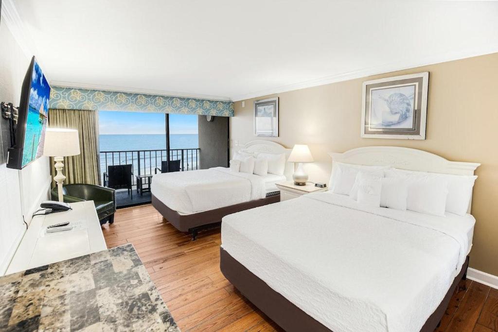 Μια τηλεόραση ή/και κέντρο ψυχαγωγίας στο Beaches and Dreams 6th Flr Oceanfront Room