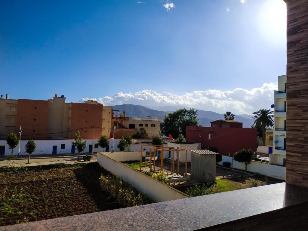 uitzicht op een stad met bergen op de achtergrond bij Family Apartment By the Beach With a Pretty View in Oued Laou