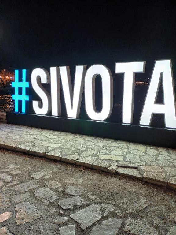 a sign with the word skoar on a wall at Charoula's Apartments in Syvota