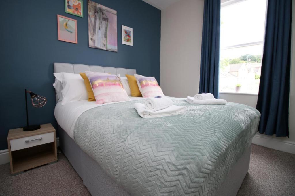 a bedroom with a bed with towels on it at Summerlays 2 BR apartment in the centre of Bath in Bath