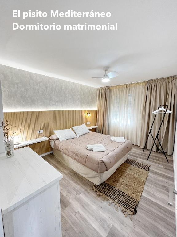 ein Schlafzimmer mit einem Bett in einem Zimmer in der Unterkunft El pisito mediterráneo in Melilla