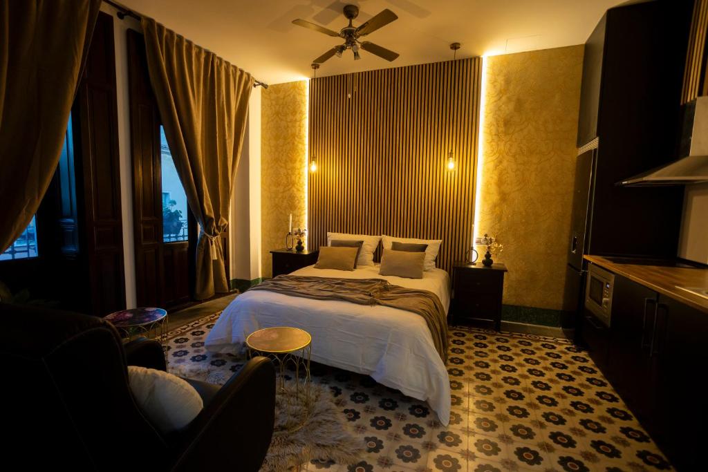een slaapkamer met een bed en een plafondventilator bij Luxury Rosetti 24 in Novelda