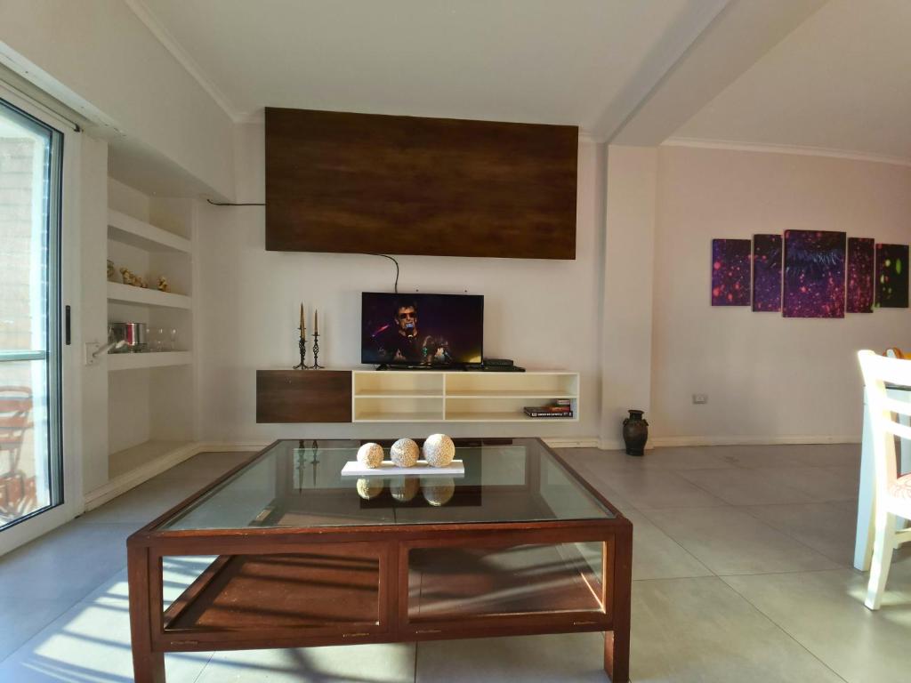 a living room with a coffee table and a tv at Amplio departamento céntrico a 2 cuadras de la peatonal in Santa Fe