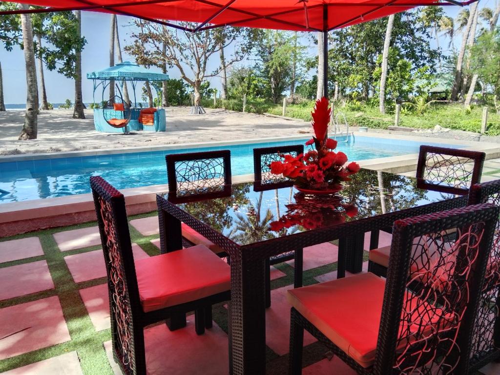 Bazén v ubytování Saffire Beach Resort and Glamping nebo v jeho okolí