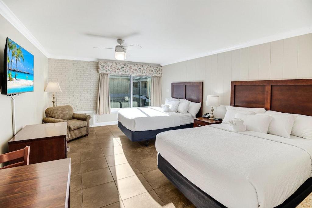 een hotelkamer met 2 bedden en een woonkamer bij Ravishing Oceanview Room 2nd Flr in Pawleys Island