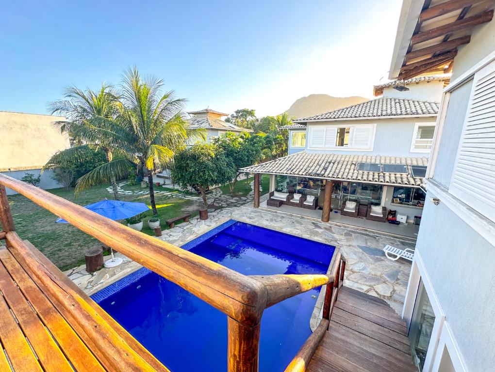 - un balcon d'une maison avec une piscine dans l'établissement Pousada Mansão Triplex Jolly, à Búzios