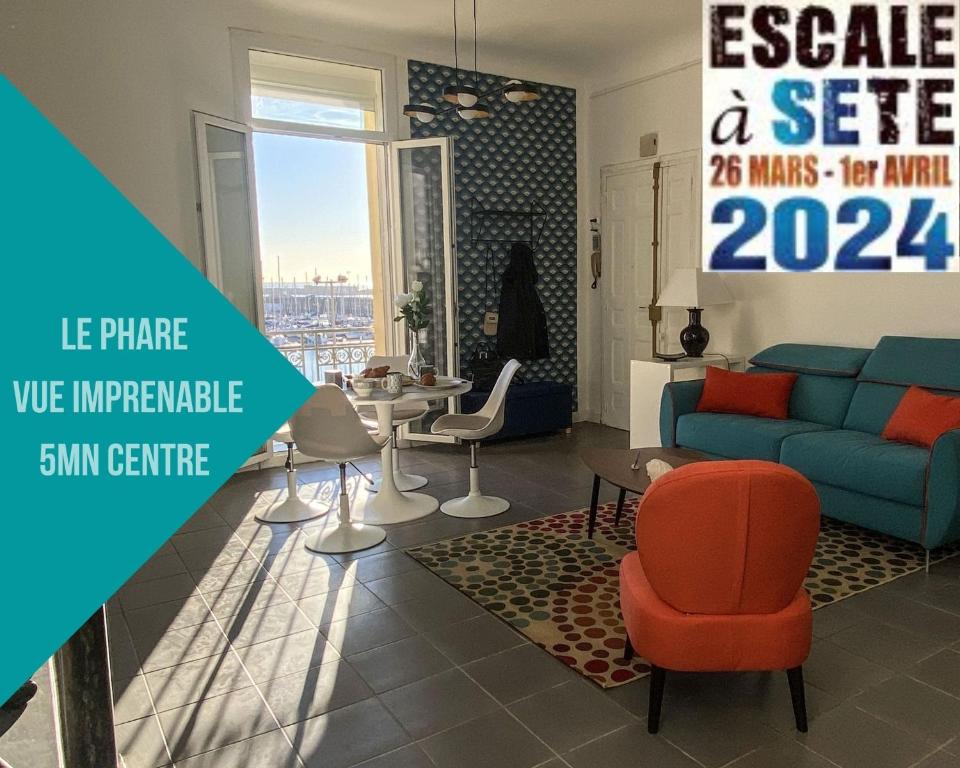 - un salon avec un canapé bleu et des chaises dans l'établissement Le Phare, à Sète