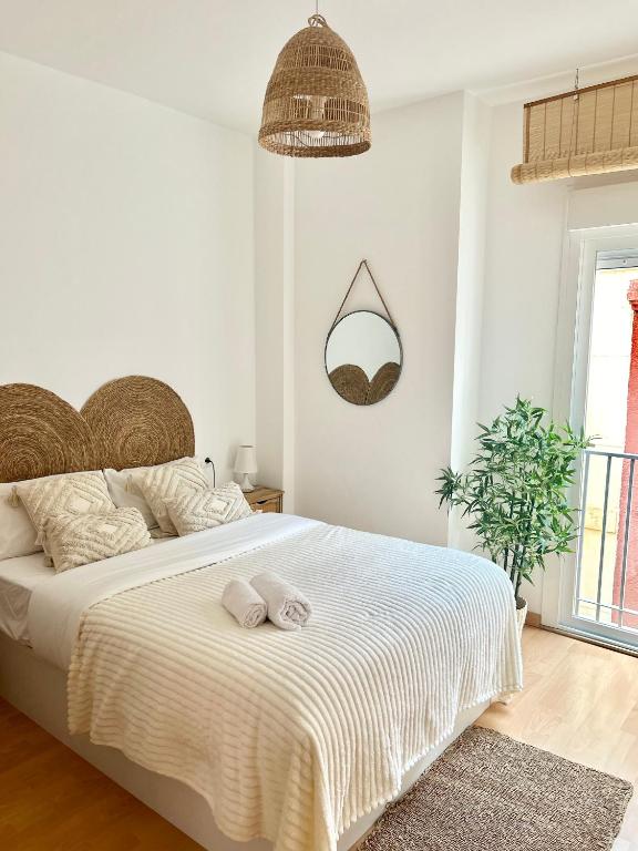 - une chambre avec un grand lit et 2 serviettes dans l'établissement Apartment Rosario in Malaga center, à Malaga