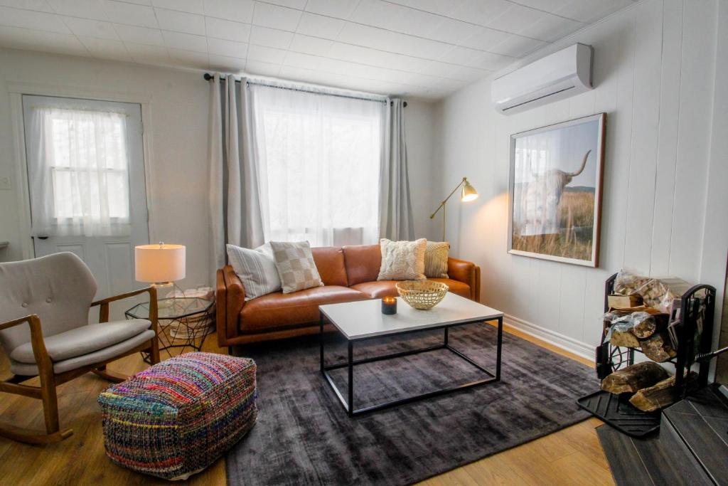 a living room with a couch and a table at Repère d'Eastman (accès au lac/foyer/randonnée) in Eastman