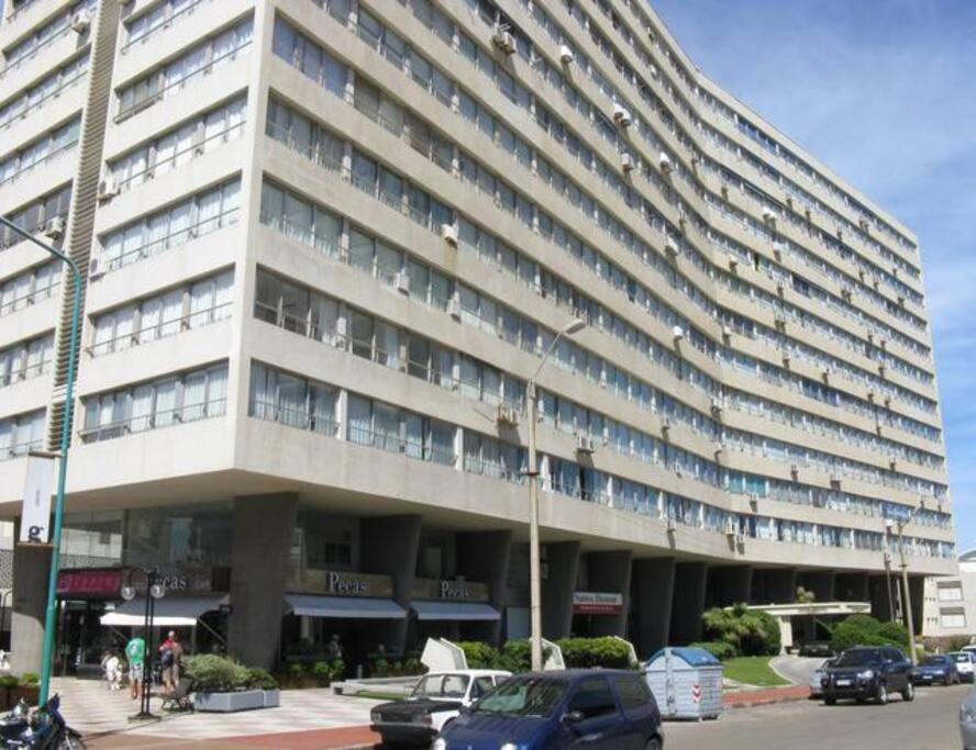 Το κτήριο όπου στεγάζεται  το διαμέρισμα