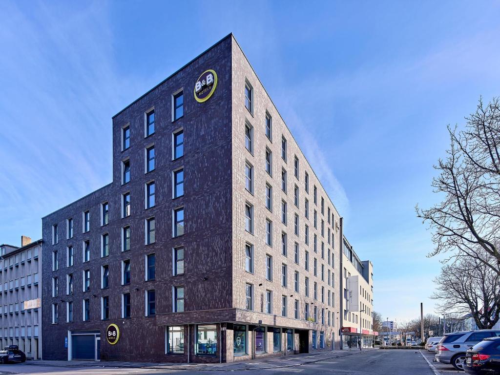 un bâtiment avec une horloge sur son côté dans l'établissement B&B Hotel Dortmund-City, à Dortmund