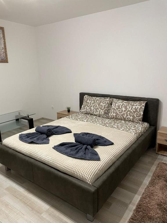un letto con due cuscini sopra in una stanza di DAI Home a Braşov