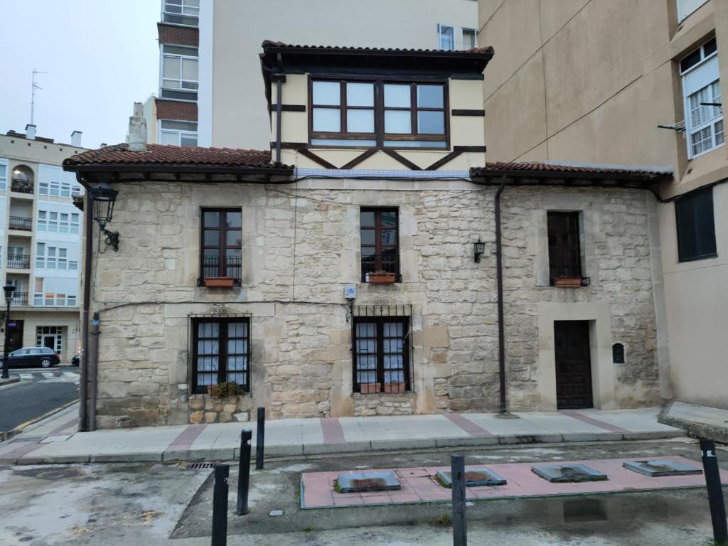 un antiguo edificio de piedra en una calle de la ciudad en La antigua, en Villarcayo