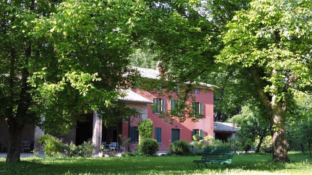 een roze huis met bomen ervoor bij Il Nido exclusive apartment Parma in Parma