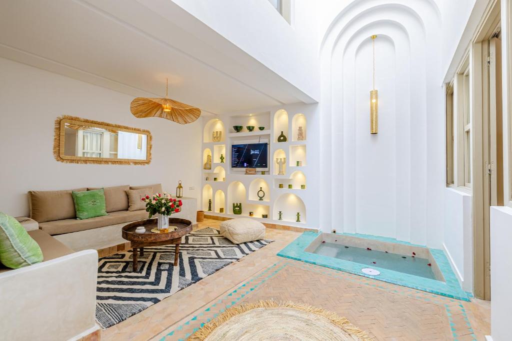 una sala de estar con una piscina en el centro en Riad Agan/Exclusive&New/Pool/Breakfast included, en Marrakech