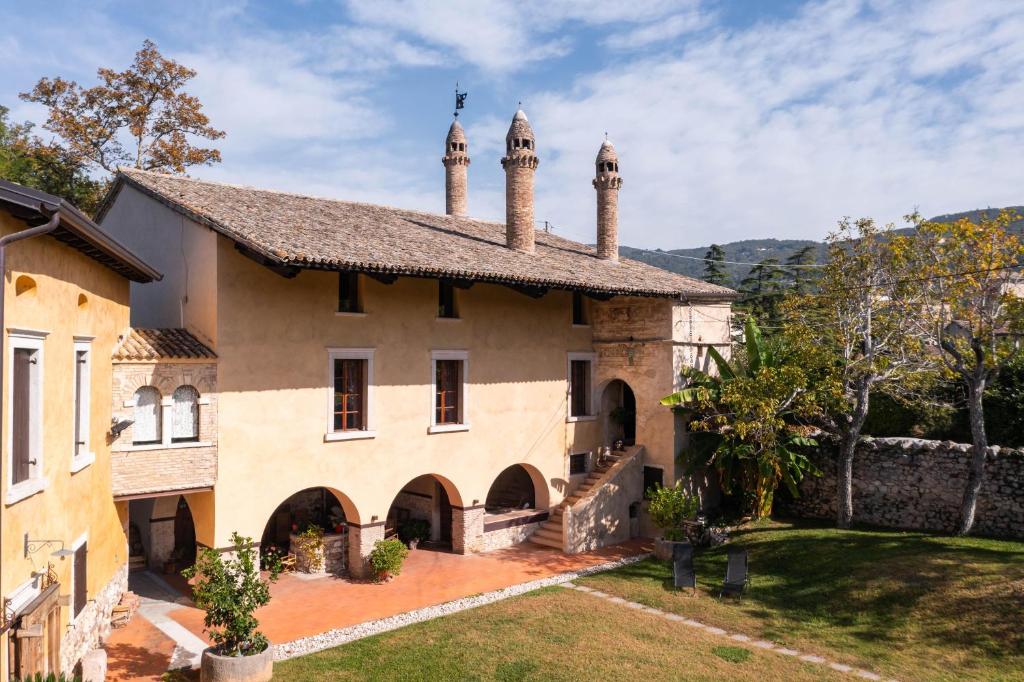 een uitzicht op een gebouw met twee torens bij Casa dei Camini Venetian Villa in Caprino Veronese