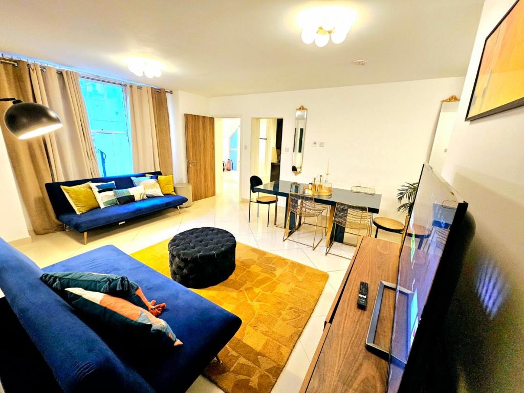 TV a/nebo společenská místnost v ubytování Modern Hyde Park Home with Private Entrance & Private Back Patio near Bayswater & Paddington Stations