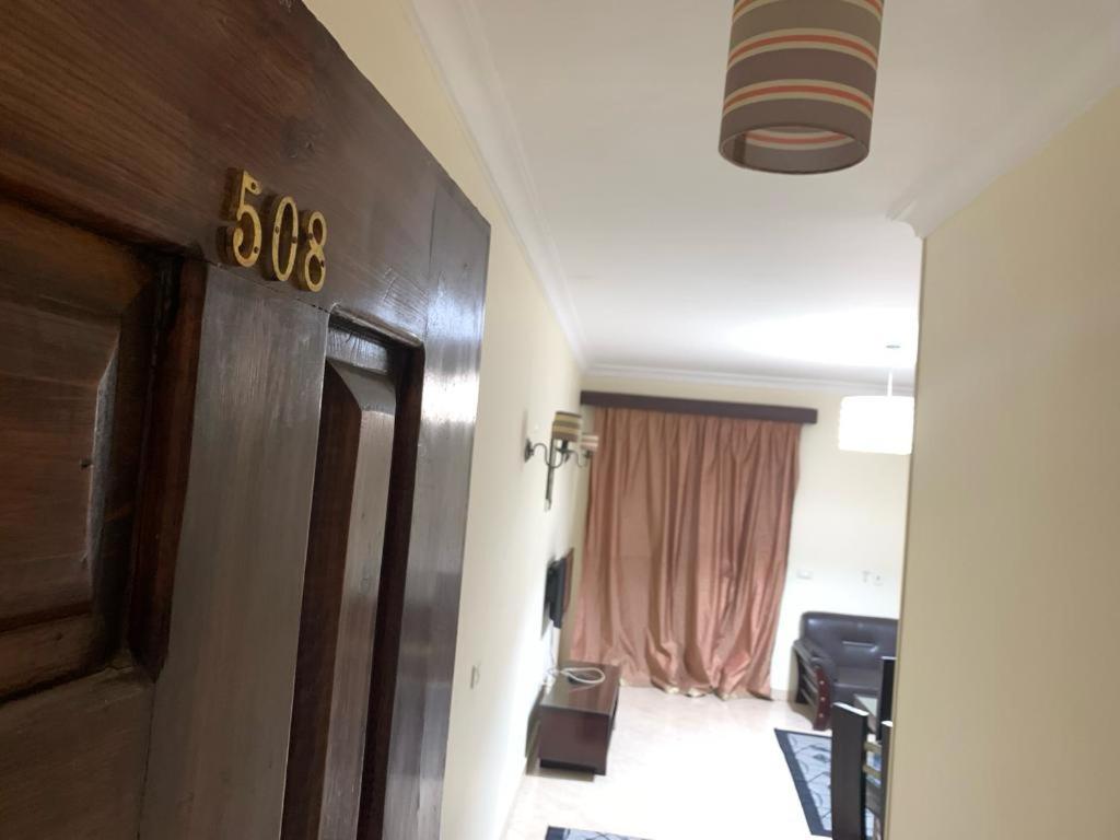 einen Flur mit Tür und ein Zimmer mit Fenster in der Unterkunft Sheraton apart-hotel in Kairo