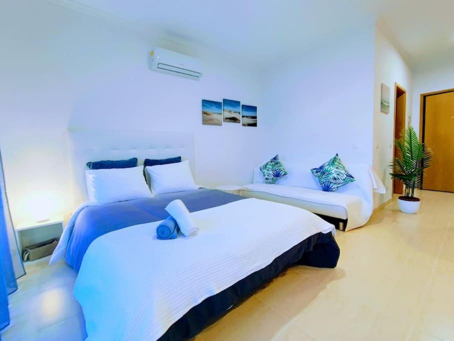 1 dormitorio con 2 camas en una habitación en Mountain View Club Faia, en Portimão