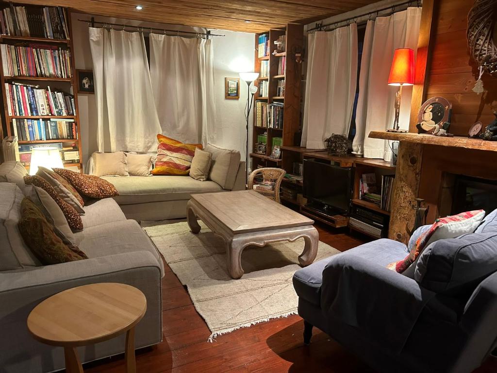uma sala de estar com sofás e uma lareira em Chalet au coeur de la plagne em Plagne 1800